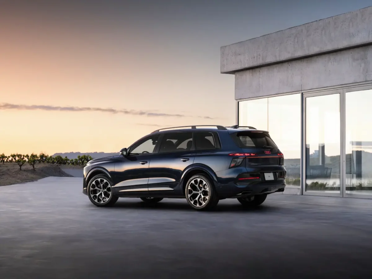 Audi Q9 side